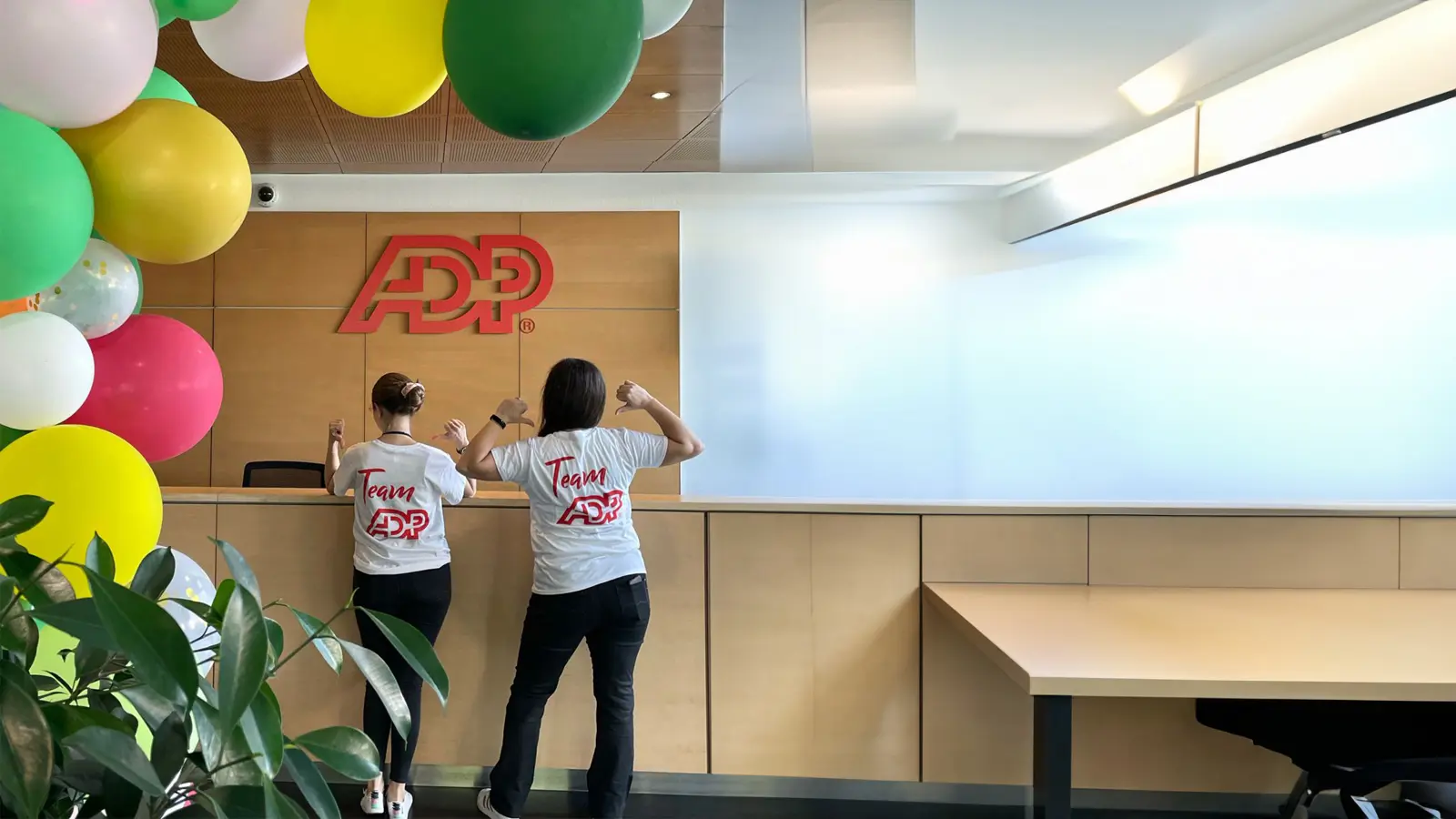 dvě ženy stojící před&nbsp;bílou tabulí