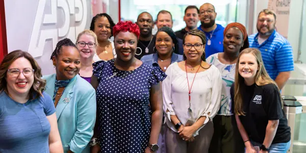 skupina lidí pózujících pro fotografii