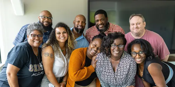 skupina lidí pózujících pro fotografii